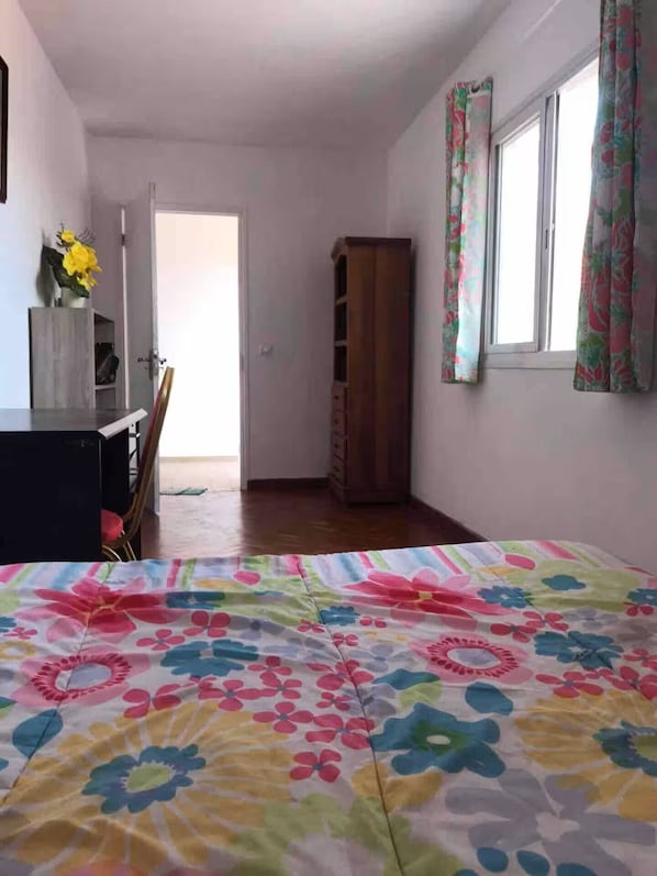 Tabla de planchar con plancha, wifi y ropa de cama 