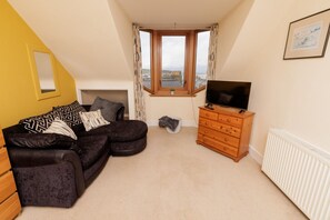Smart TV - Stylish Lerwick 2BR Apt with Harbour & Town Views (Lerwick)