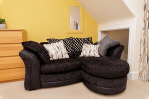 Smart TV - Stylish Lerwick 2BR Apt with Harbour & Town Views (Lerwick)