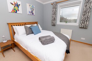 Iron/ironing board, free WiFi, bed sheets - Stylish Lerwick 2BR Apt with Harbour & Town Views (Lerwick)