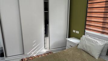 Een strijkplank/strijkijzer, beddengoed