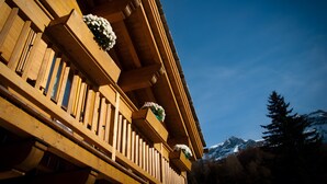 A wooden building with balconies and windows. - 'Gratacul' Room with Mountain View, Shared Terrace (Valtournenche)