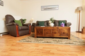 Living area - Peaceful Pet Friendly  3BR • Near Town + Beaches (Lerwick)