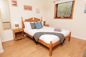 Desk, iron/ironing board, free WiFi, bed sheets - NEW to VRBO: Peaceful Lerwick Stay; Large Garden, Isles Views (Lerwick)