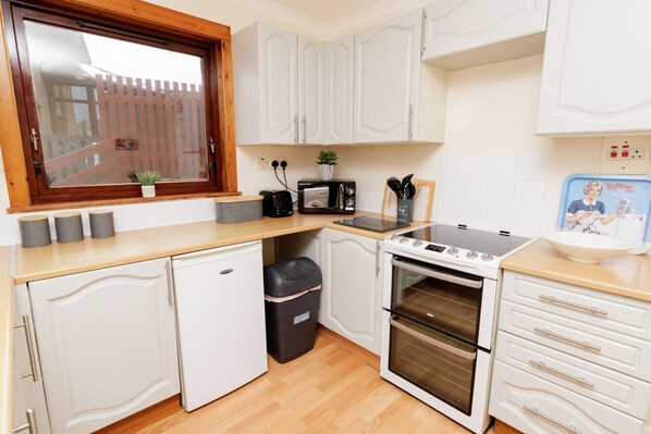 Private kitchen - Peaceful Pet Friendly  3BR • Near Town + Beaches (Lerwick)