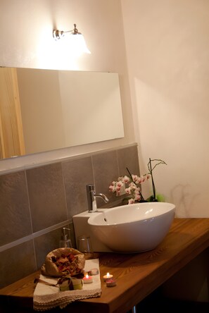 Regadera, secadora de cabello, toallas 