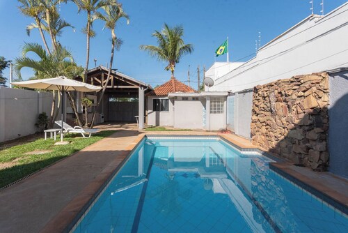 Casa com Piscina e Churrasqueira no Parque Fehr