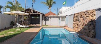 Casa com Piscina e Churrasqueira no Parque Fehr