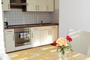 Een koelkast, een oven, een kookplaat, een koffiezetapparaat/waterkoker