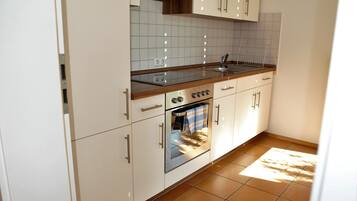 Fridge, oven, stovetop, coffee/tea maker