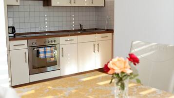 Fridge, oven, stovetop, coffee/tea maker