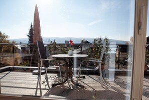 Outdoor dining - Apartment 'Ferienwohnung 2' with Lake View, Balcony and Wi-Fi (Reichenau)
