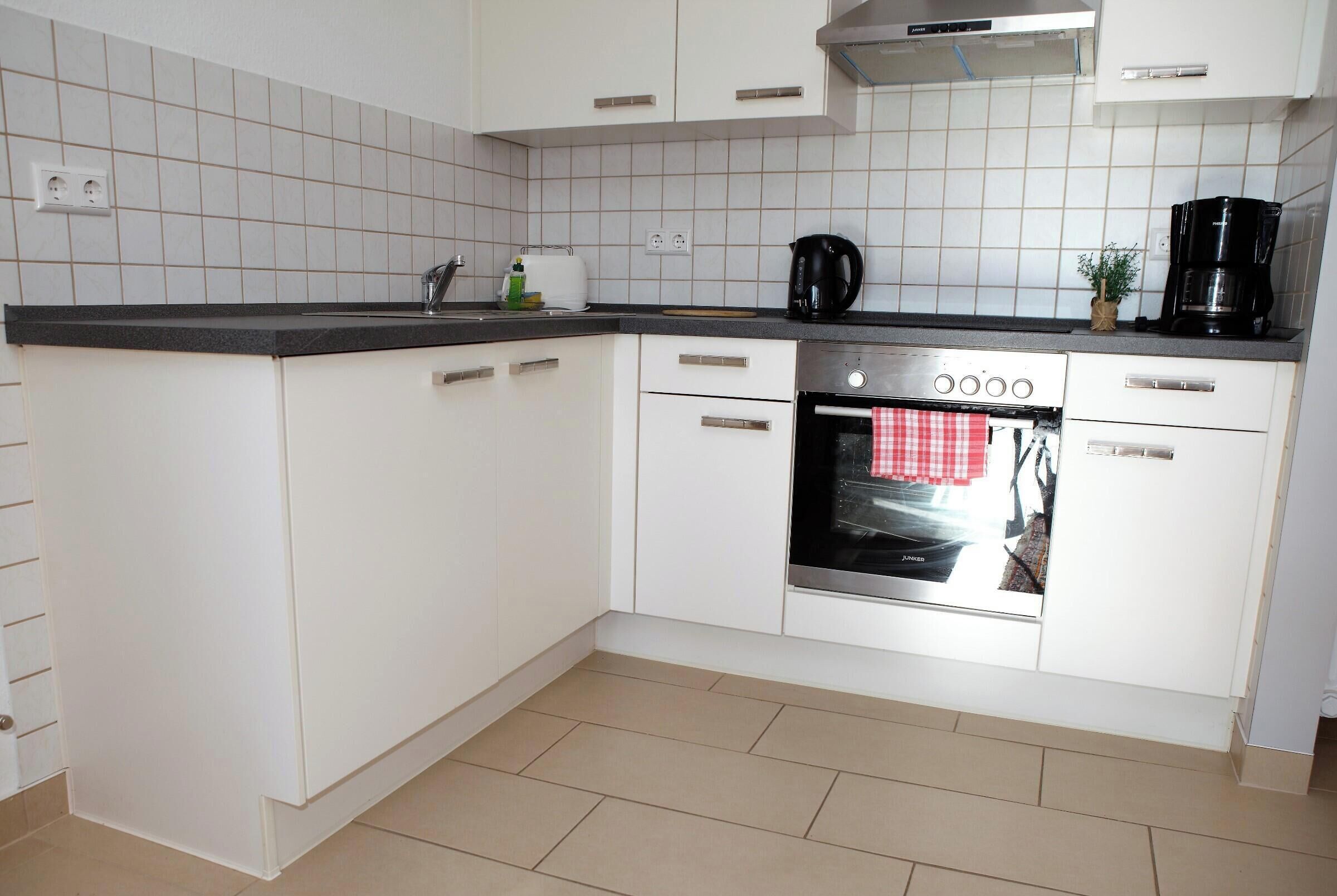 Kühlschrank, Ofen, Herdplatte, Wasserkocher mit Kaffee-/Teezubehör