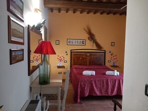WiFi, bed sheets - Room 'Camera 1 - Il Maggio' with Shared Pool, Wi-Fi and Air Conditioning (Manciano)