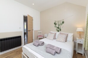 Tabla de planchar con plancha, wifi gratis y ropa de cama