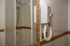 تجهيزات دش، مجففات شعر، مناشف