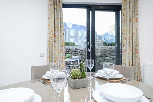 Elegant Lerwick Townhouse • Harbour Views + Patio