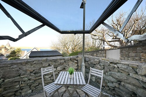 Elegant Lerwick Townhouse • Harbour Views + Patio