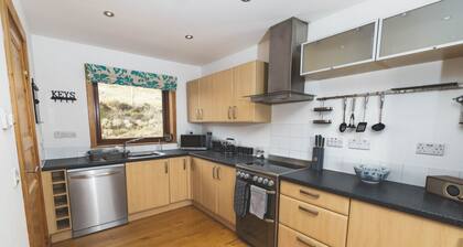 Secluded Coastal Retreat • Near Lerwick & Beaches