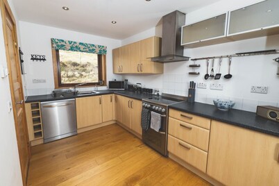 Secluded Coastal Retreat • Near Lerwick & Beaches