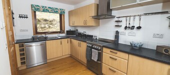 Secluded Coastal Retreat • Near Lerwick & Beaches