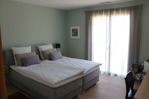 Tabla de planchar con plancha, wifi y ropa de cama 