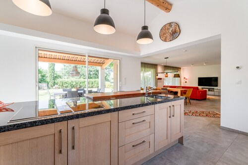 Maison Les Hirondelles : piscine partagée, Wi-Fi et climatisation à Mirabel aux Baronnies
