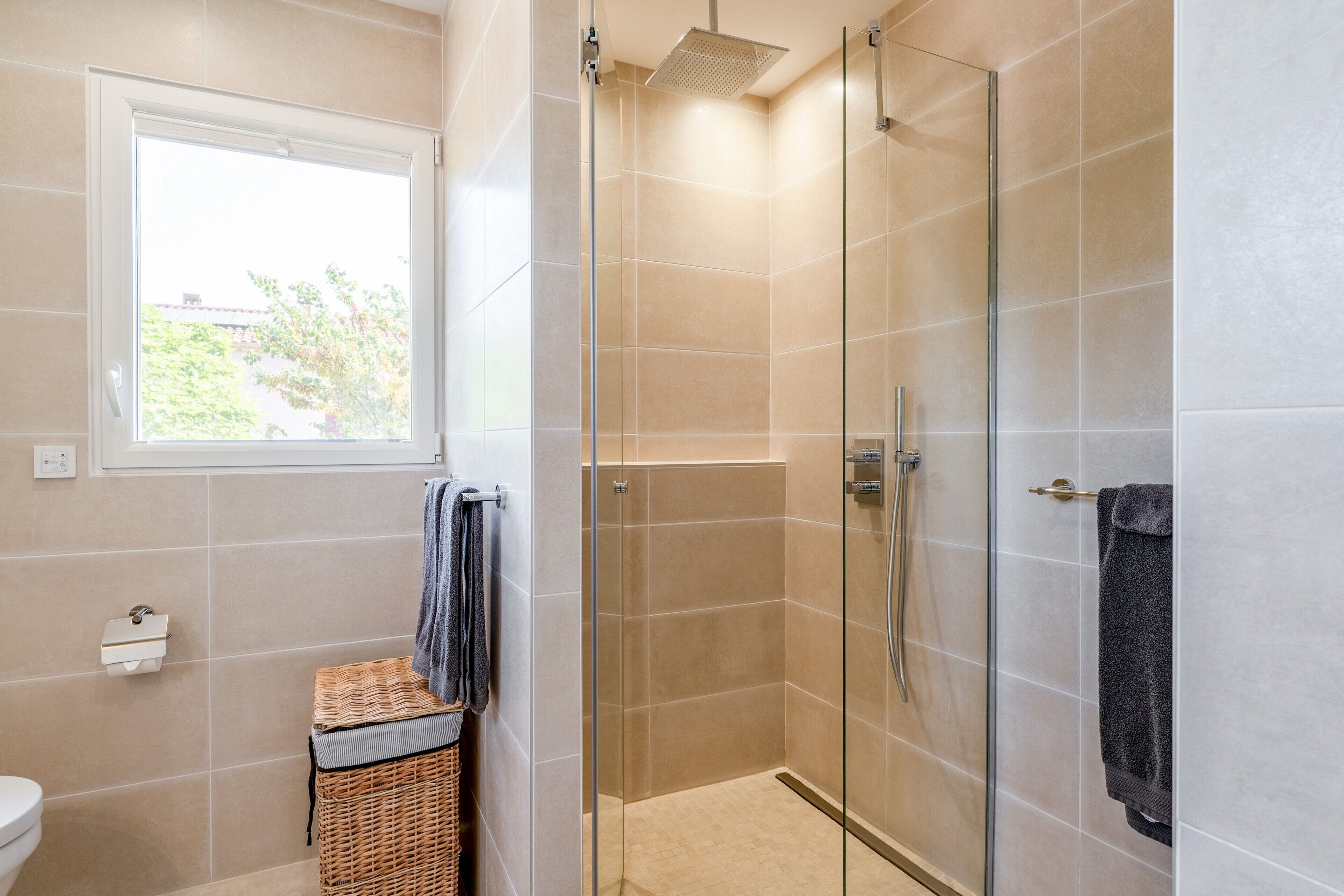 Douche, sèche-cheveux, serviettes fournies