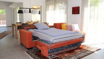 Tabla de planchar con plancha, wifi y ropa de cama