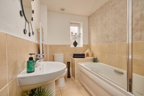 Douche, séchoir à cheveux, serviettes fournies, savon