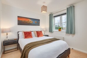 2 habitaciones, escritorio, tabla de planchar con plancha y wifi gratis 