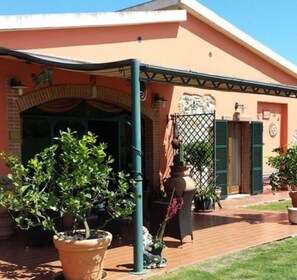 Exterior - Room 'Camera 4 - Il Maggio' with Shared Pool, Wi-Fi and Air Conditioning (Manciano)