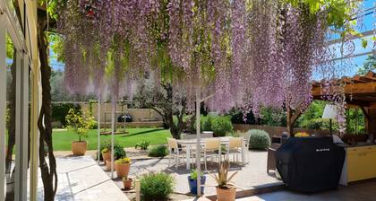 Bed and Breakfast 'Chambre D'hôtes - Les Hirondelles' with Shared Pool, Wi-Fi and Air Conditioning