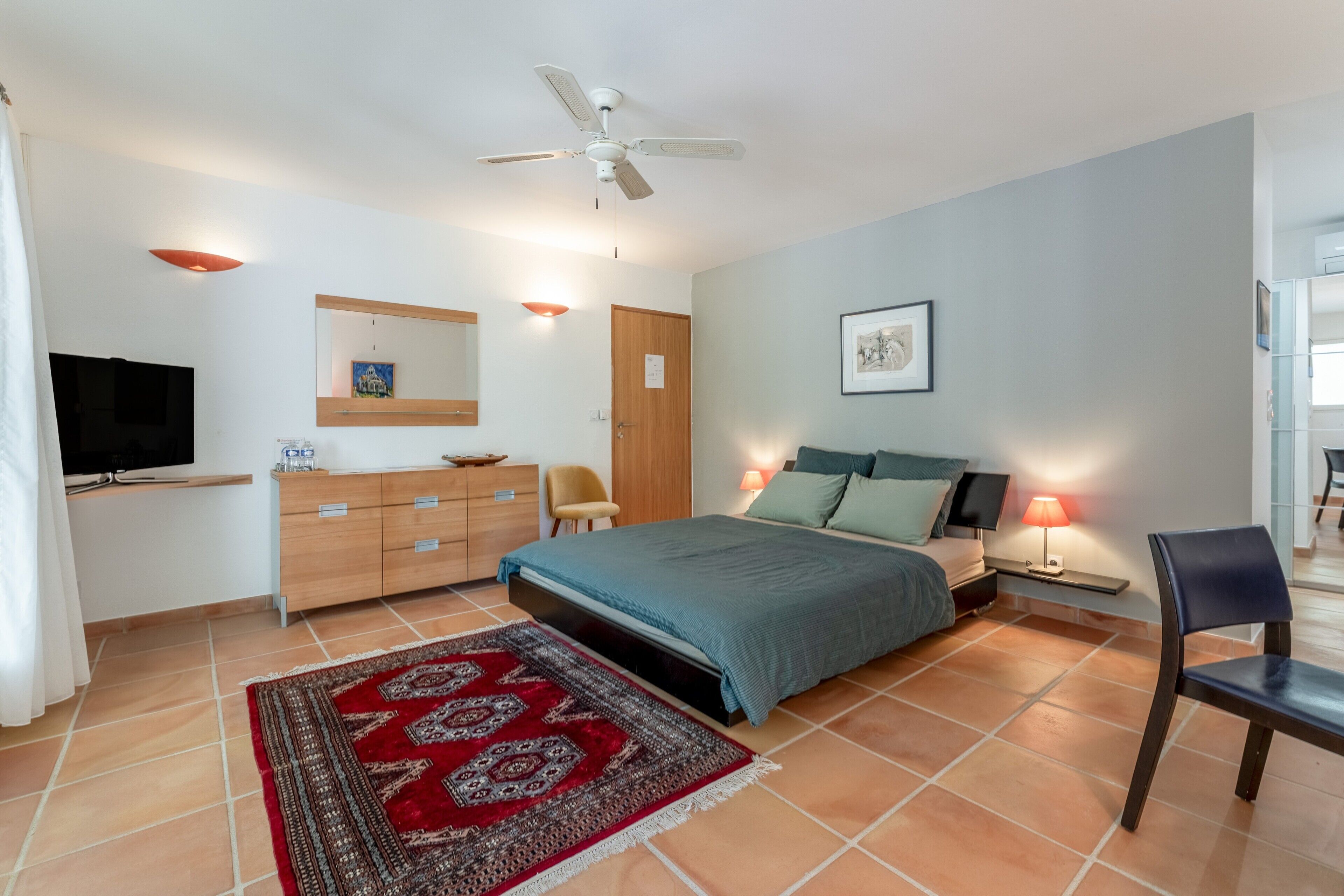 Desk, WiFi, bed sheets