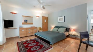 Desk, WiFi, bed sheets