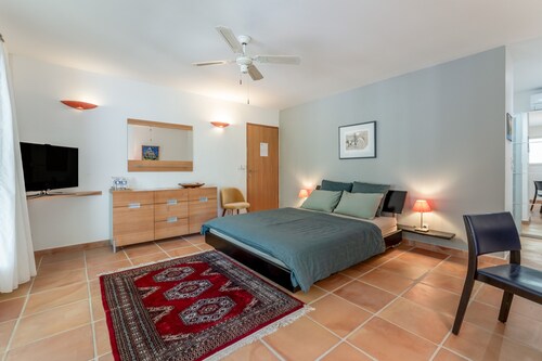 Bed and Breakfast 'Chambre D'hôtes - Les Hirondelles' with Shared Pool, Wi-Fi and Air Conditioning