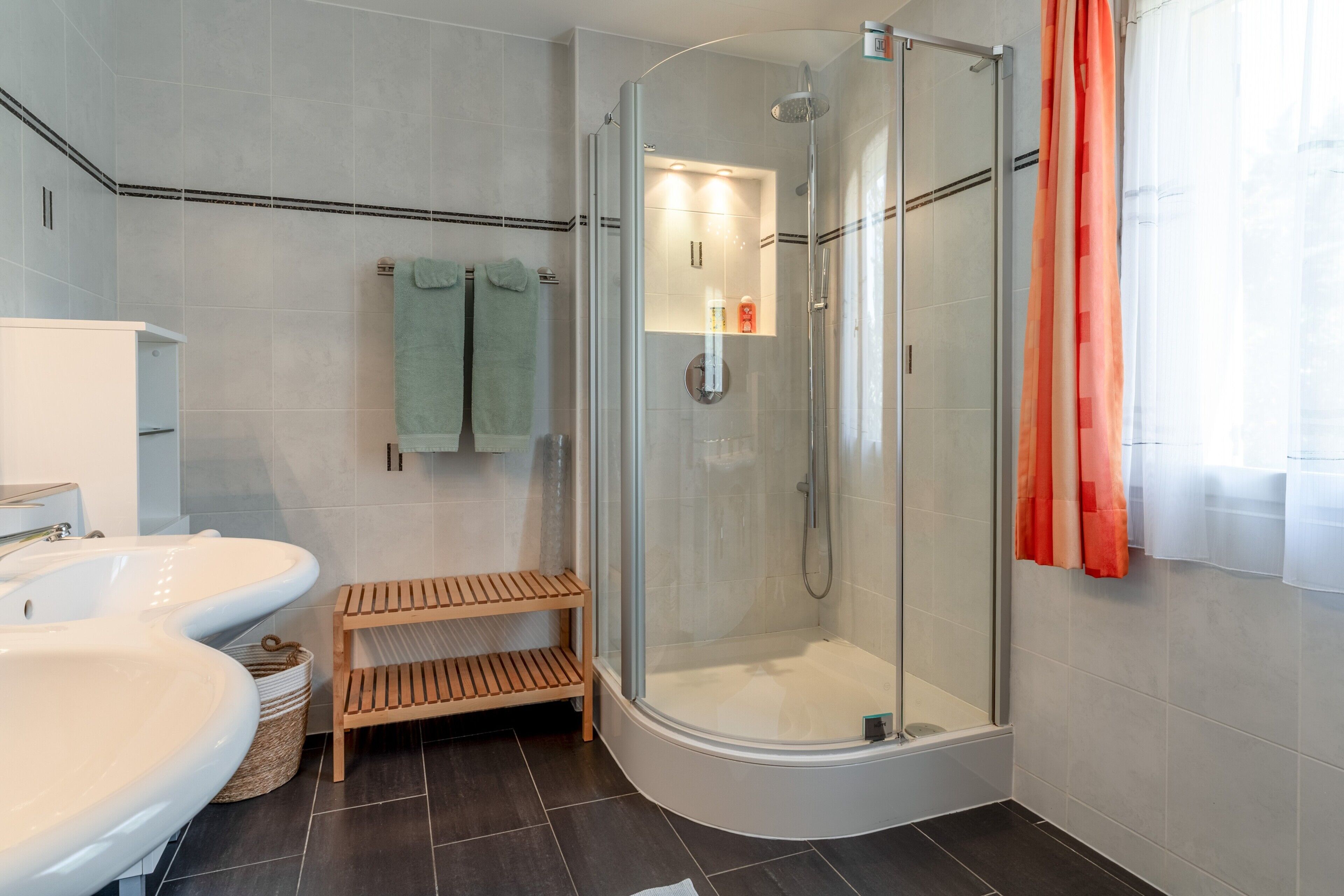 Dusche, kostenlose Toilettenartikel, Haartrockner, Handtücher