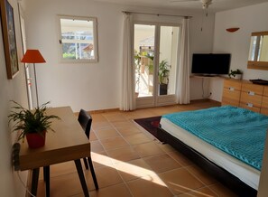 Escrivaninha, Wi-Fi, roupa de cama