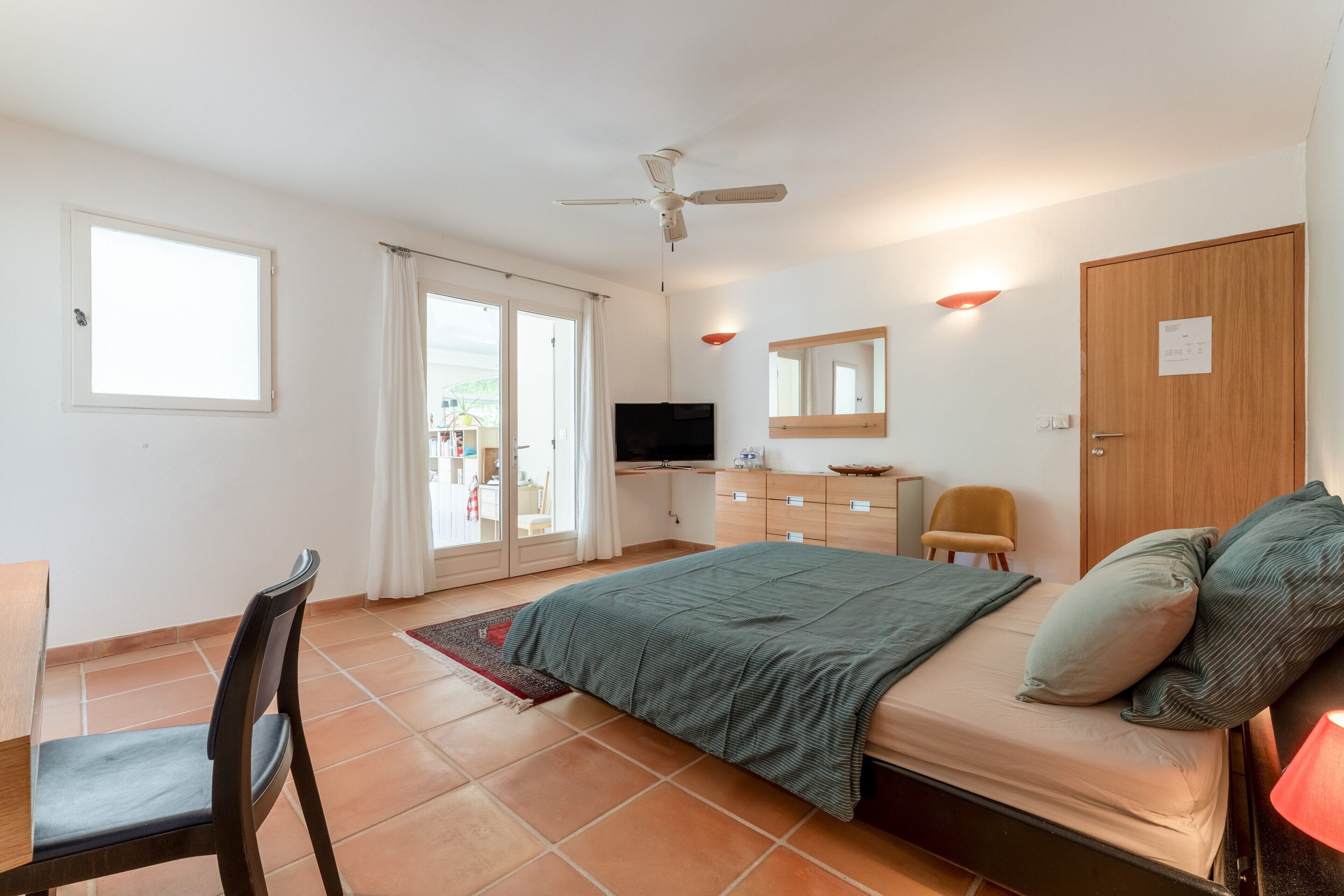 Desk, WiFi, bed sheets
