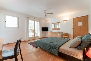 Escritorio, wifi y ropa de cama 