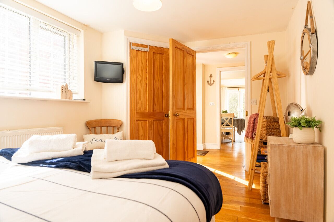 Een bureau, een strijkplank/strijkijzer, gratis wifi, beddengoed