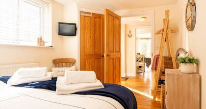 NEW to VRBO: Coastal Cottage, Garden, Parking + Walk to Beach