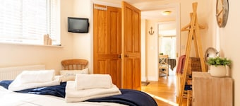 NEW to VRBO: Coastal Cottage, Garden, Parking + Walk to Beach