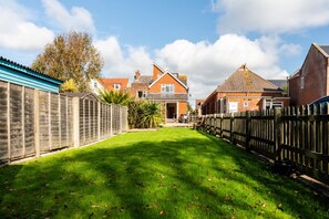 Property grounds - NEW to VRBO: Coastal Cottage, Garden, Parking + Walk to Beach (Milford on Sea)