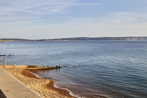 بالقرب من الشاطئ