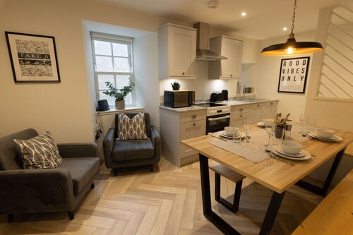 Central Lerwick Apt | Walk to Harbour | Garden