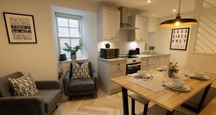 Central Lerwick Apt | Walk to Harbour | Garden