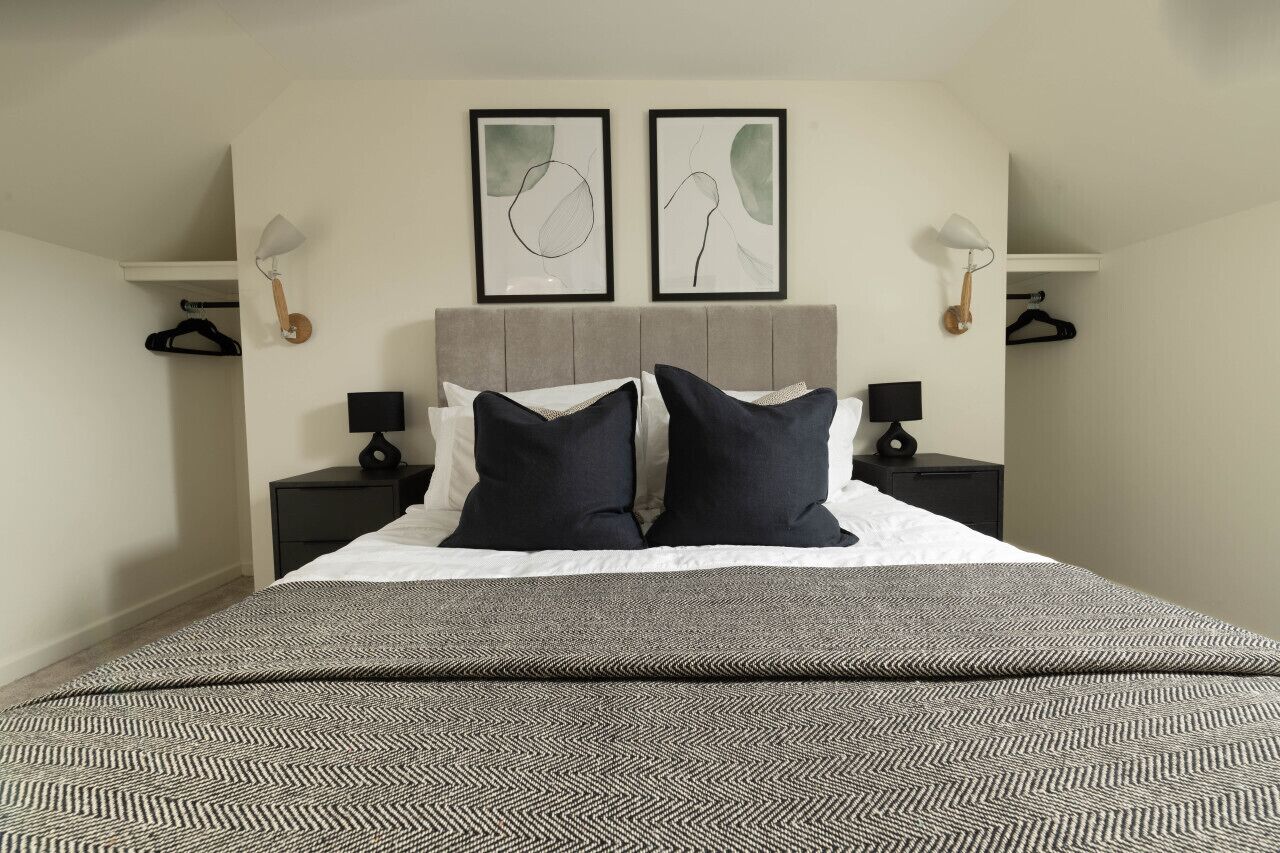 Tabla de planchar con plancha, wifi gratis y ropa de cama 