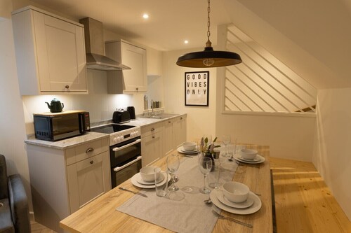 Lerwick Harbour Modern 2BR Retreat; Pet-Friendly