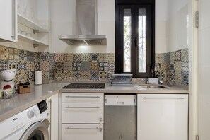 Een koelkast, een magnetron, een oven, een kookplaat